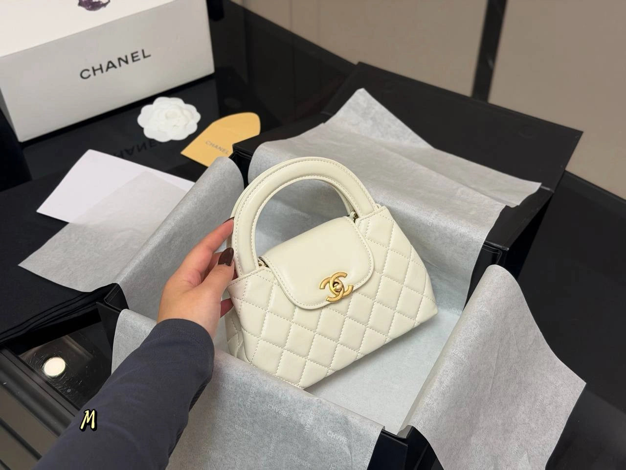 CHANEL 23K Mini Kelly Top Handle Bag （WHITE）