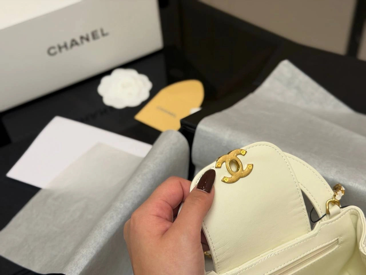 CHANEL 23K Mini Kelly Top Handle Bag （WHITE）