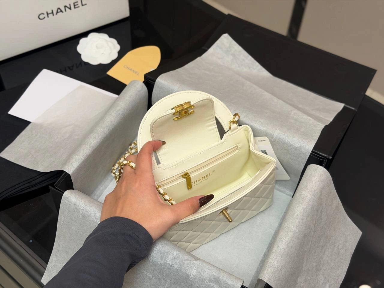 CHANEL 23K Mini Kelly Top Handle Bag （WHITE）