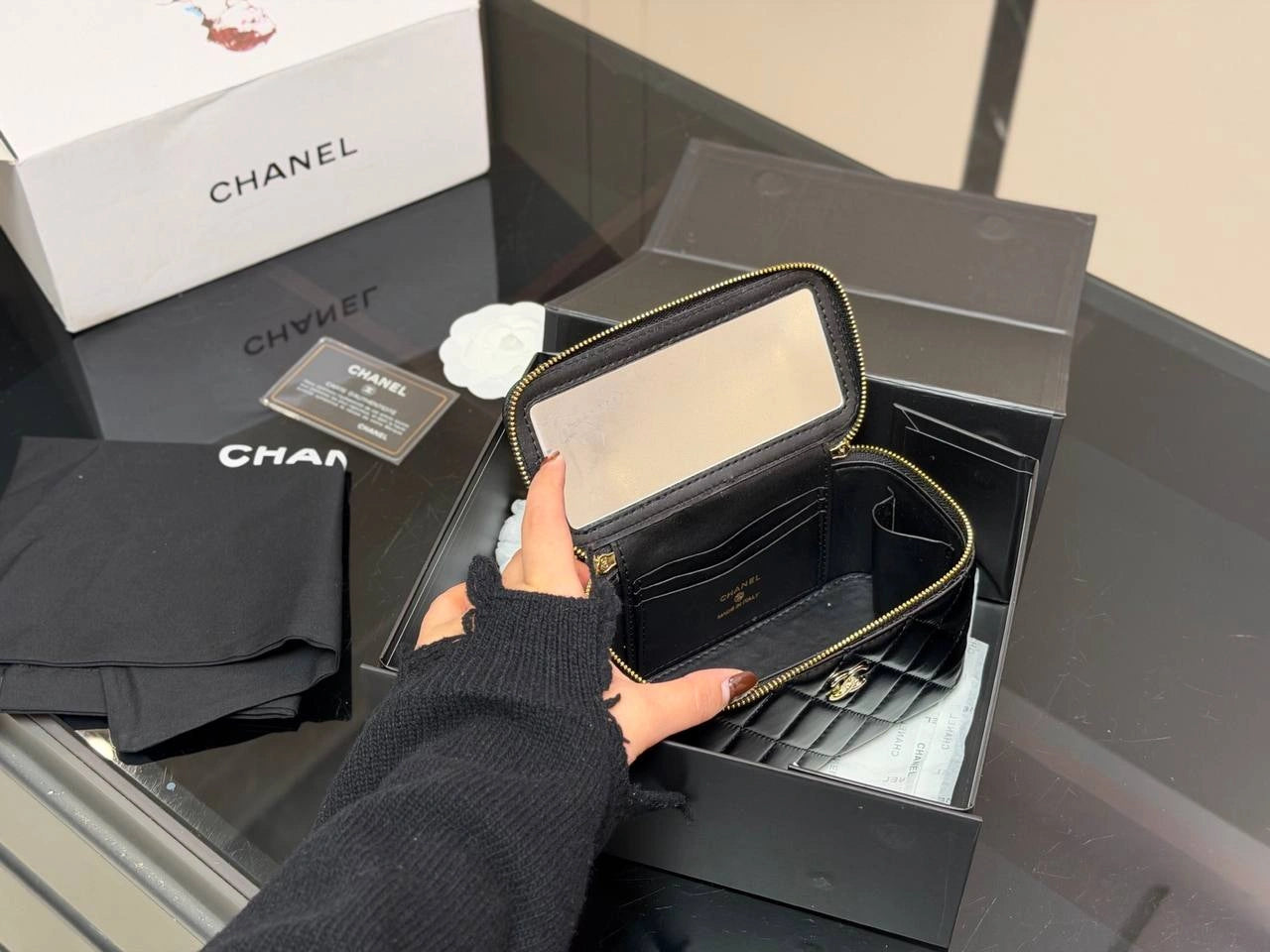 CHANEL Handle Vanity Case (BLACK)