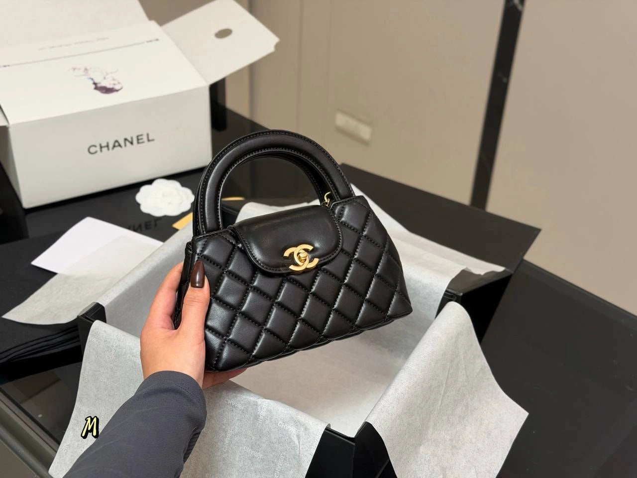 CHANEL 23K Mini Kelly Top Handle Bag （BLACK）