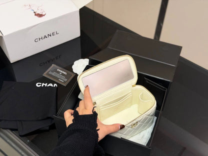 CHANEL Handle Vanity Case (WHITE)