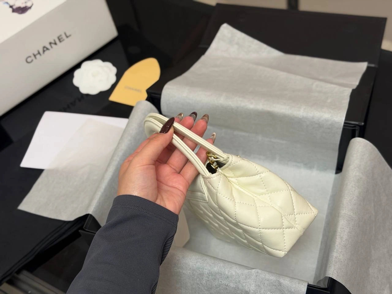CHANEL 23K Mini Kelly Top Handle Bag （WHITE）