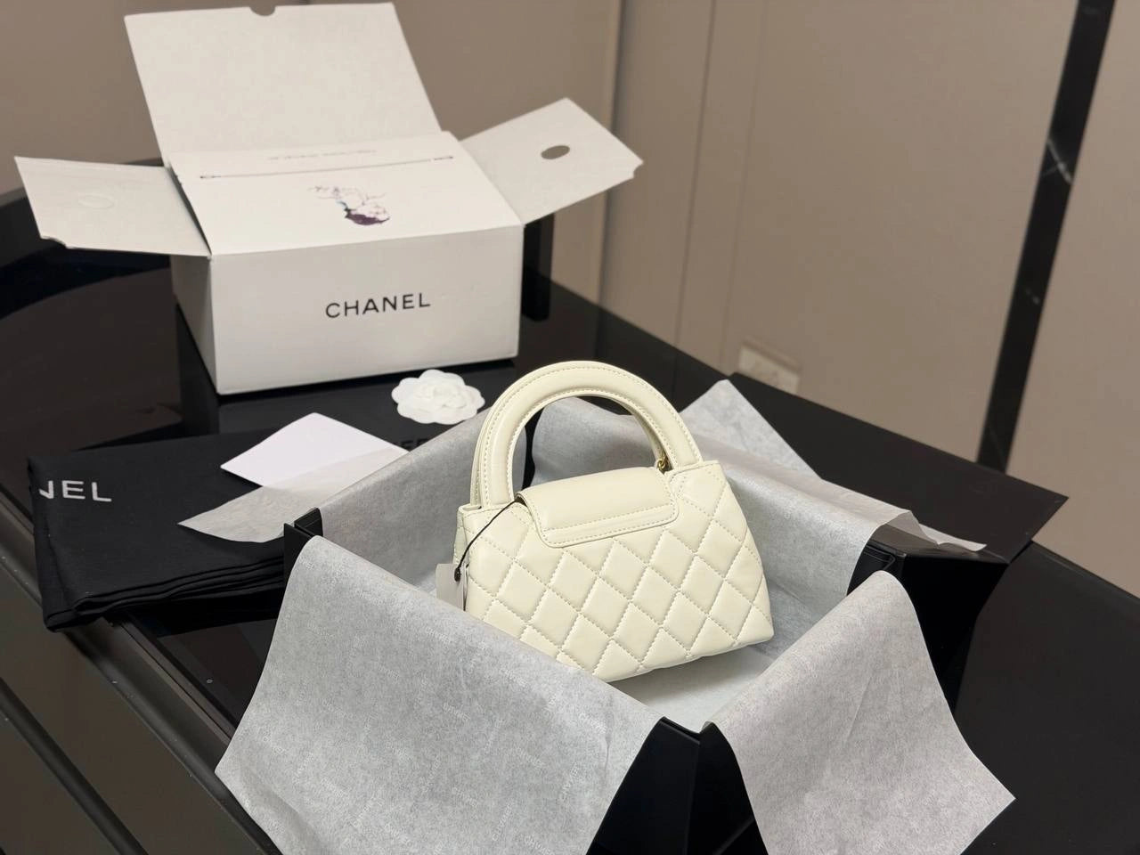 CHANEL 23K Mini Kelly Top Handle Bag （WHITE）
